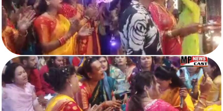 *महेश्वर के सहस्त्रार्जुन मंदिर की झलक महाराजा के पंडाल को देख अतिभूत हुआ किन्नर परिवार* *महाराजा पंडाल में महा आरती किन्नर परिवार द्वारा*