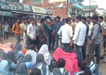 प्रोफेसर पर अश्लील मैसेज और अभद्र कमेंट का आरोप, किया चक्का जाम