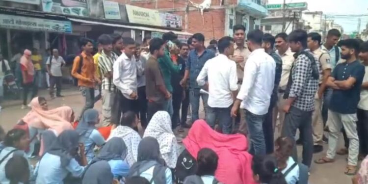 प्रोफेसर पर अश्लील मैसेज और अभद्र कमेंट का आरोप, किया चक्का जाम