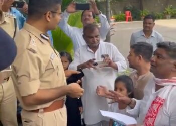 कमिश्नर अंकल हमें बचाओं !!  भोपाल समेत प्रदेश में मासूम बच्चियों के साथ हर दिन बढ़ रहे अपराधों के विरोध में कांग्रेस नेता  मनोज शुक्ला के नेतृत्व में कांग्रेसजनों द्वारा मासूम बच्चियों एवं उनके माता पिता के साथ पुलिस कमिश्नर कार्यालय का घेराव कर ज्ञापन दिया गया।  देखे VIDEO