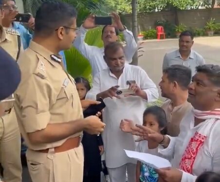 कमिश्नर अंकल हमें बचाओं !!  भोपाल समेत प्रदेश में मासूम बच्चियों के साथ हर दिन बढ़ रहे अपराधों के विरोध में कांग्रेस नेता  मनोज शुक्ला के नेतृत्व में कांग्रेसजनों द्वारा मासूम बच्चियों एवं उनके माता पिता के साथ पुलिस कमिश्नर कार्यालय का घेराव कर ज्ञापन दिया गया।  देखे VIDEO