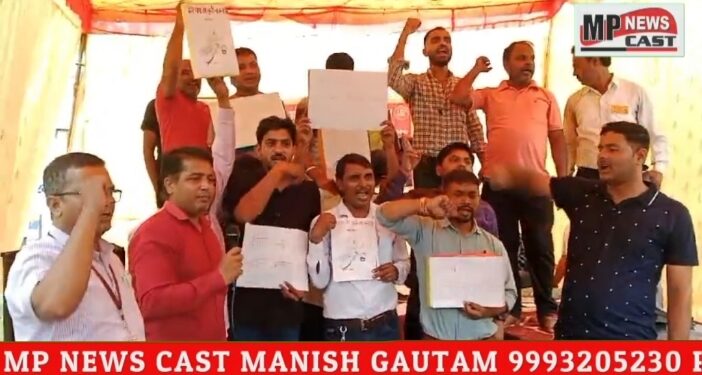 जबलपुर मंडल के NKJ लॉबी के सम्मुख 1 दिवसीय धरना का आयोजन किया गया। जिसमे शाखा के सभी ट्रेन मैनेजर ने इस धरने में हिस्सा लिया ।