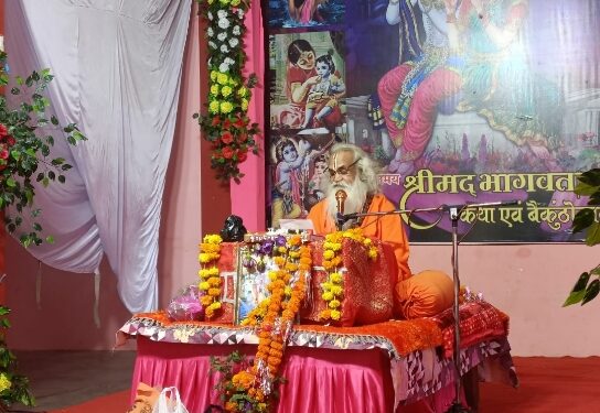 *श्री मद्भागवत कथा का रसपान करने के लिए उमड़ी श्रृद्धालुओं को भीड़* रिपोर्टर:सुरेश सेन *ब्रह्मर्षि वेदांती जी महराज ने कहा कथा श्रवण से होता है उद्धार*