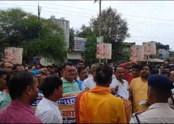सनातनी हिन्दुओ एवं देवी देवताओ के खिलाफ अभद्र टिप्पणी करने एवं अपमान करने वालो के विरुद्व कार्यवाही की मांग को लेकर हिन्दू समाज ने मुख्यमंत्री के नाम कलेक्टर को सौंपा ज्ञापन VIDEO