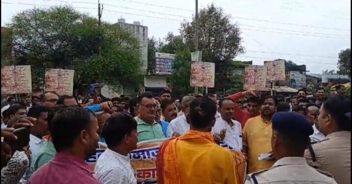 सनातनी हिन्दुओ एवं देवी देवताओ के खिलाफ अभद्र टिप्पणी करने एवं अपमान करने वालो के विरुद्व कार्यवाही की मांग को लेकर हिन्दू समाज ने मुख्यमंत्री के नाम कलेक्टर को सौंपा ज्ञापन VIDEO