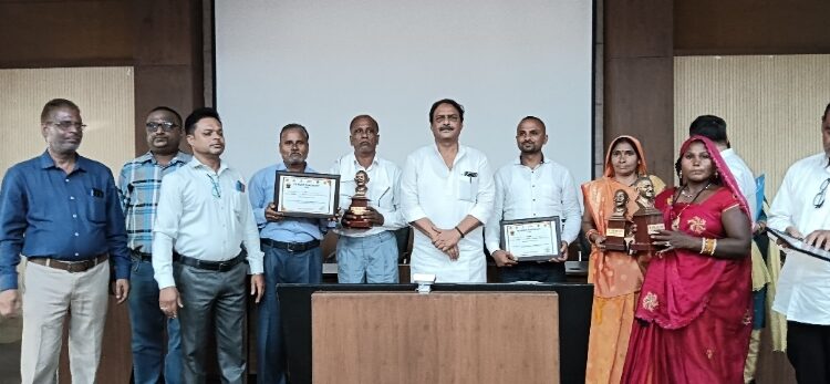 कटनी जिला के 3 पंचायत हुए टीबी मुक्त, गाँधी जी की मूर्ति व सशक्ति पत्र देकर किया सम्मान