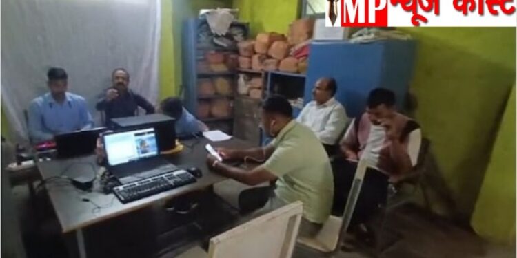 लोकायुक्त पुलिस ने छापामार कार्रवाई को अंजाम दिया, जिसमें सात हजार की रिश्वत लेते हुए यहां पदस्थ बाबू को रंगे हाथों गिरफ्तार किया गया