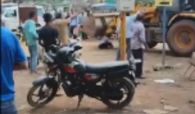 कटनी ब्रेकिंग: न्यूज दिन दहाड़े बरगवां में बुलडोजर से एक युवक की कमर टूटी और बकेट से दबाया VIDEO