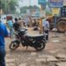 कटनी ब्रेकिंग: न्यूज दिन दहाड़े बरगवां में बुलडोजर से एक युवक की कमर टूटी और बकेट से दबाया VIDEO