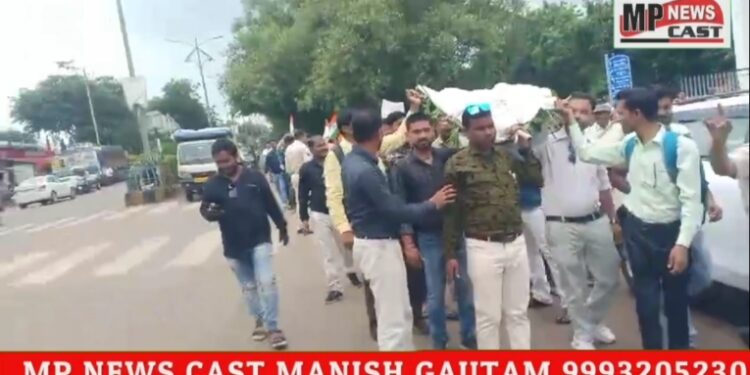 अतिथि शिक्षक महासंघ नें कलेक्ट्रेट कार्यलय के बाहर अर्थी निकल कर किया प्रदर्शन मुख्यमंत्री के नाम सोपा ज्ञापन देखिऐ VIDEO