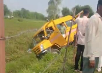 ब्रेकिंग न्यूज़  सेंट मैरिज स्कूल(पनवाड़ी)के वाहन ने मोटरसाइकिल सवार को मारी टक्कर”कई बच्चे घायल”