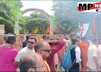 भोपाल- संस्कृति बचाओ मंच ने Radcliff स्कूल के सामने प्रदर्शन कर जलाया आरोपी का पुतला, तीन साल की बच्ची से दुष्कर्म के मामले में आरोपी शिक्षक कासिम रेहान को फांसी की मांग, एबीवीपी के कार्यकर्ता भी कर रहे प्रदर्शन VIDEO