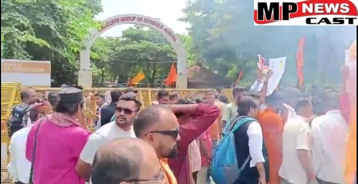 भोपाल- संस्कृति बचाओ मंच ने Radcliff स्कूल के सामने प्रदर्शन कर जलाया आरोपी का पुतला, तीन साल की बच्ची से दुष्कर्म के मामले में आरोपी शिक्षक कासिम रेहान को फांसी की मांग, एबीवीपी के कार्यकर्ता भी कर रहे प्रदर्शन VIDEO