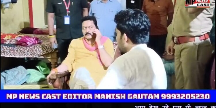 सड़क हादसे में शहीद हुए विजराघवगढ़ विधानसभा के ग्राम हरदुआ कला निवासी वीर सपूत प्रदीप पटैल के परिजनों से मिलने विधायक संजय सत्येंद्र पाठक पहुंचे और सांत्वना दी