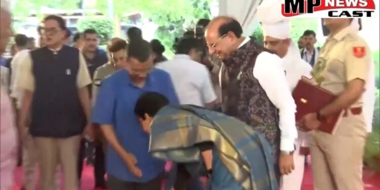 आतिशी ने दिल्ली के सीएम पद की शपथ लेने के बाद अरविंद केजरीवाल के पैर छूकर आशीर्वाद लिया VIDEO