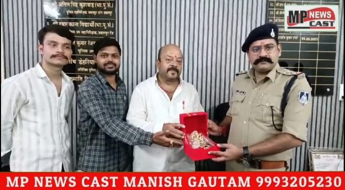 गणेश चतुर्थी के पावन पर चाणक्य ब्राह्मण समाज अध्यक्ष ने सोपी कोतवाली प्रभारी को पीताम्बर गणेश जी की छोटी मूर्ति