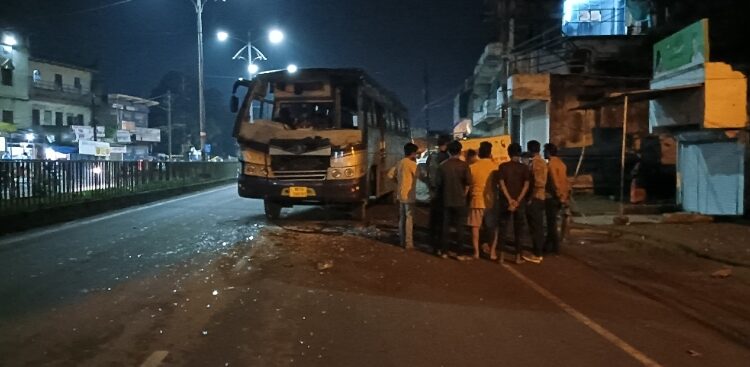 शराब के नशे में बस चालक ट्रक से जा भिड़ा बस, बस के सामने का हिस्सा हुआ चकना चूर