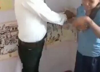 वीडियो हो रहा वायरल नशे में धुत टीचर ने कैंची से काटी छात्रा की चोटी