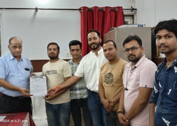 *कटनी में जिला अस्पताल के डॉक्टर परिचितों को फ्री में दिलवा देते हैं ब्लड।* *ब्लड बैंक में हो रही समस्याओं के लिए समाजसेवी ग्रुप सदस्यों ने सिविल सर्जन से की मुलाकात।*