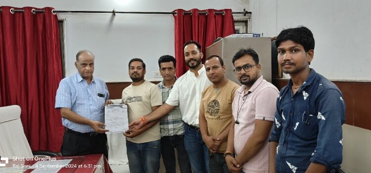 *कटनी में जिला अस्पताल के डॉक्टर परिचितों को फ्री में दिलवा देते हैं ब्लड।* *ब्लड बैंक में हो रही समस्याओं के लिए समाजसेवी ग्रुप सदस्यों ने सिविल सर्जन से की मुलाकात।*