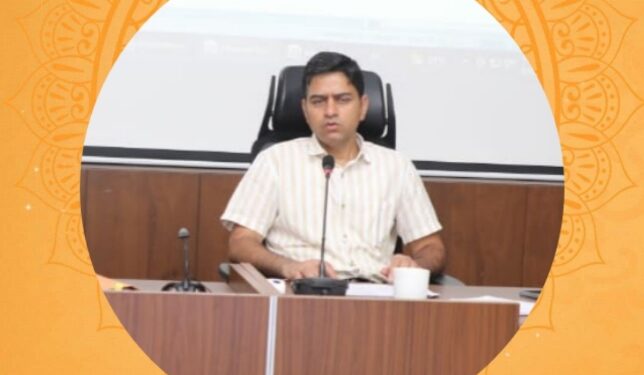 कलेक्टर ने रेल्वे स्टेशन के प्लेटफार्म क्रमांक 1 में प्रस्तावित चाईल्ड हेल्पलाईन काउंटर शुरू करने की भी समीक्षा