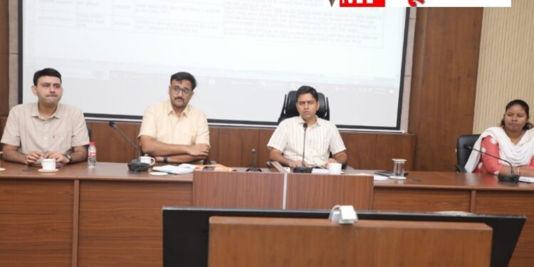 शिक्षक, आंगनबाड़ी कार्यकर्ता और स्वास्थ्य अमला ऐप पर दर्ज करे उपस्थिति – कलेक्टर श्री यादव