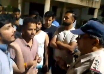 वीडियो वायरल VIDEO पुलिस और एएसआई ने फटकारा तो जूनियर डॉक्टर ने कहा- कैंपस हमारा है, चले जाओ, वारंट लाए हो।