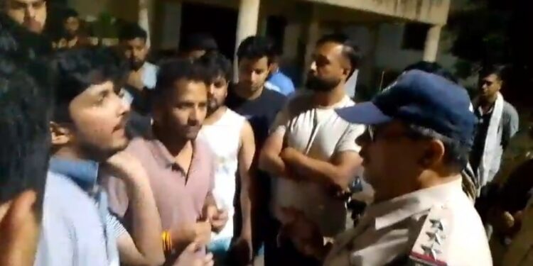 वीडियो वायरल VIDEO पुलिस और एएसआई ने फटकारा तो जूनियर डॉक्टर ने कहा- कैंपस हमारा है, चले जाओ, वारंट लाए हो।