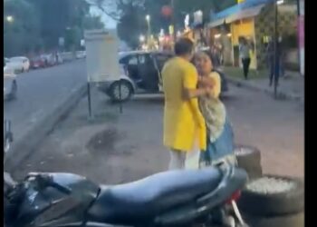 वायरल VIDEO पार्षद की महिलाओं ने की सरेराह पिटाई छेड़छाड़ का लगाया आरोप।