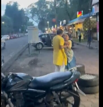 वायरल VIDEO पार्षद की महिलाओं ने की सरेराह पिटाई छेड़छाड़ का लगाया आरोप।