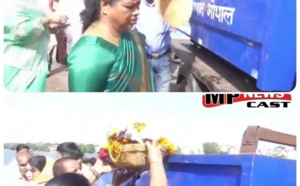 गणेश विसर्जन के बाद महापौर मालती राय ने घाट का किया निरीक्षण, व्यवस्थाओं का जायजा लिया और खुद सफाई की