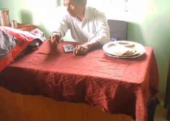 मैं तो टल्ली हो गया.. जो बनता उखाड़ लो  विद्यार्थियों का भविष्य जा रहा है गर्त में… देखें वायरल VIDEO