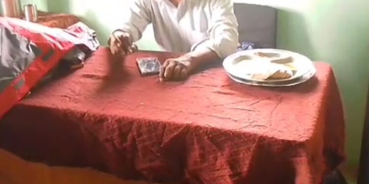 मैं तो टल्ली हो गया.. जो बनता उखाड़ लो  विद्यार्थियों का भविष्य जा रहा है गर्त में… देखें वायरल VIDEO