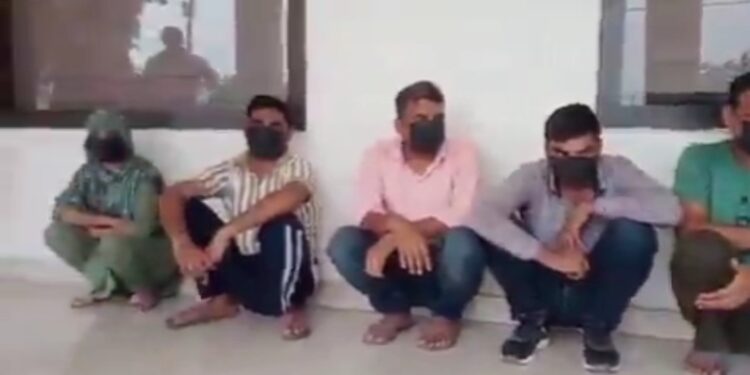 बहाने से युवकों को रूम में बुलाती.. शार्ट ड्रेस..? थोड़ी देर में ही गैंग के मेंबर पहुंच जाते… वीडियो बनाते.. ऐसे चल रहा था हनी ट्रेप गिरोह देखे VIDEO