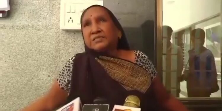 गरीब महिला के ठेले से सीएम ने खाए भुट्टे, बदले में मिले आंसू सुनिऐ महिला की जुबानी VIDEO