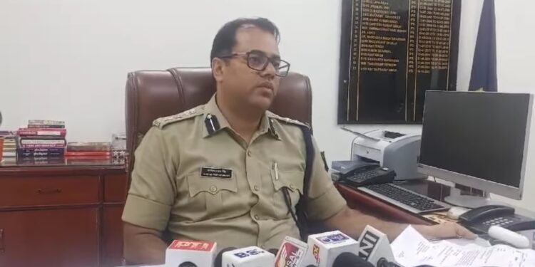 छात्रा को अज्ञात नंबर से फ़ोन आया कि आपके फ़ोन से कुछ आपत्तिजनक वीडियो शेयर करे गये हैं जिससे आपके ख़िलाफ़ कंप्लेंट हुई है, आप पैसे ट्रांसफ़र करिए नही तो कार्यवाही की जायेगी।