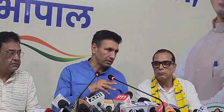 प्रदेश कांग्रेस के अध्यक्ष श्री जीतू पटवारी ने प्रेस वार्ता को संबोधित किया.