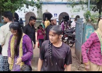मानवता भी हुई शर्मसार डॉक्टरों की लापरवाही से दरवाजे पर हुई महिला की डिलीवरी
