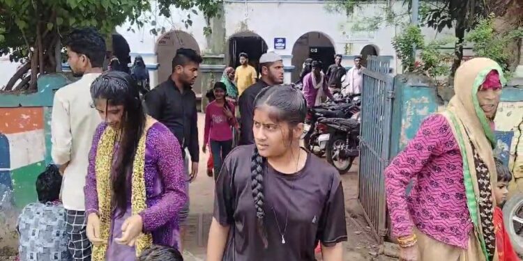 मानवता भी हुई शर्मसार डॉक्टरों की लापरवाही से दरवाजे पर हुई महिला की डिलीवरी