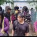 मानवता भी हुई शर्मसार डॉक्टरों की लापरवाही से दरवाजे पर हुई महिला की डिलीवरी