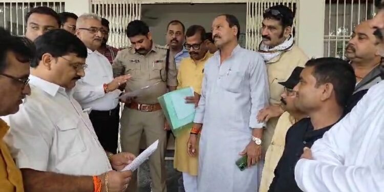 राहुल गांधी के खिलाफ की गई टिप्पणियों को लेकर एफआईआर दर्ज कराने कटनी कोतवाली पहुंचे कांग्रेस कार्यकर्ता।