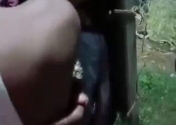 कपल को प्रेम क़ी पीँगे लड़ाते गांव के लोगो ने पकड़कर ख़ौफ़नाक सजा दी देखे वायरल VIDEO