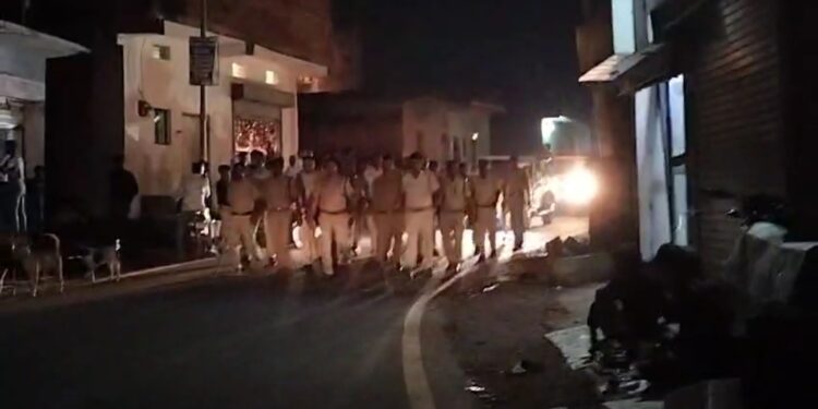 थाना प्रभारी कुठला निरीक्षक अभिषेक चौबे के नेतृत्व में फ्लैग मार्च निकाला गया। काफी संख्या में पुलिस बल उपस्थित रहा