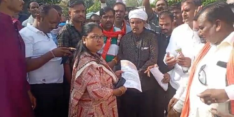 लोधी क्रांति सेना संगठन द्वारा अवैध रूप से शराब बिक्री बंद करवाने को लेकर एसडीएम को सोफा ज्ञापन