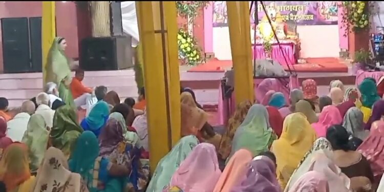 *विजय राघवगढ़ में हो रही* *संगीत मय श्रीमद्* *भागवत कथा की अमृत वर्षा* *रसपान करने पहुंच रहे श्रद्धालु* VIDEO