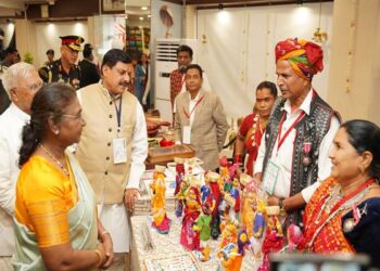 जनजाति संस्कृति एवं कला को संरक्षित रखने कलाकारों का योगदान महत्वपूर्ण:राष्ट्रपति श्रीमती मुर्मु राष्ट्रपति श्रीमती मुर्मु ने हस्तशिल्पियों एवं जनजाति कारीगरों से की रू-ब-रू चर्चा हस्तशिल्पियों एवं जनजाति कलाकारों की कला को राष्ट्रपति ने सराहा