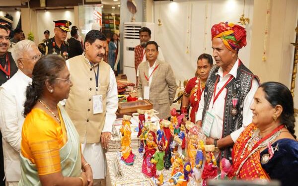 जनजाति संस्कृति एवं कला को संरक्षित रखने कलाकारों का योगदान महत्वपूर्ण:राष्ट्रपति श्रीमती मुर्मु राष्ट्रपति श्रीमती मुर्मु ने हस्तशिल्पियों एवं जनजाति कारीगरों से की रू-ब-रू चर्चा हस्तशिल्पियों एवं जनजाति कलाकारों की कला को राष्ट्रपति ने सराहा