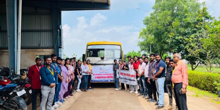 कटनी नगर निगम द्वारा चड्ढा कॉलेज के विद्यार्थियों को कचरा प्रसंस्करण प्लांट पर एक्सपोजर विजिट के माध्यम से कचरा प्रबंधन के बारे में दी गई जानकारी