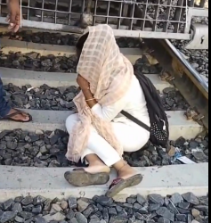 ट्रेन चालक ने इमरजेंसी ब्रेक लगाकर युवती की जान बचा ली. जिसके बाद स्थानीय लोगों ने युवती को उसके घर पहुंचाया देखे VIDEO