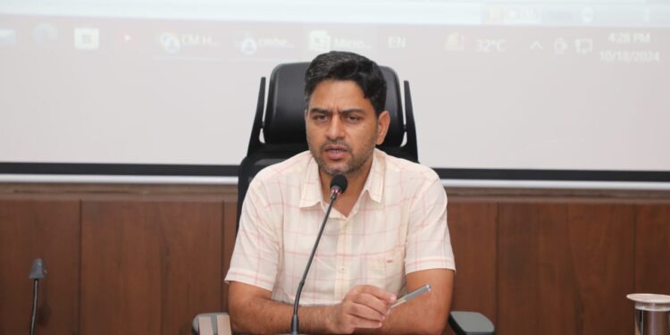 जिला आबकारी अधिकारी, कार्यपालन यंत्री लोनिवि और सेतु निर्माण के उपयंत्री को कारण बताओ नोटिस जारी